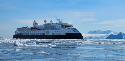 expeditiecruiseschip-tussen-sneeuwbergen-en-ijs