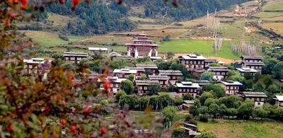 bergdorp-met-houten-huizen-en-rijstvelden &middot; bhutan-himalaya-trek