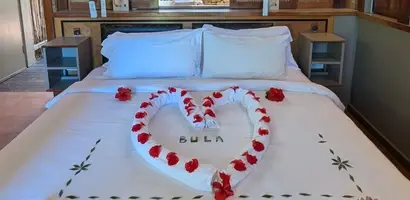 hotelkamer-met-hemelbed-en-rode-rozen &middot; fiji-samoa-en-vanuatu