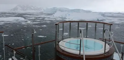 warm-bad-met-ijsbergen-uitzicht