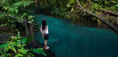 vrouw-op-platform-bij-turquoise-meer &middot; fiji-samoa-en-vanuatu