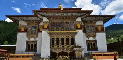 wit-gouden-klooster-met-opstaande-dakhoeken &middot; bhutan-himalaya-trek