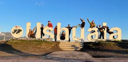groep-bij-ushuaia-teken-met-bergen &middot; patagonie-archief