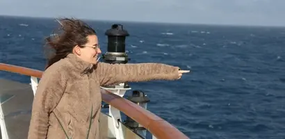 vrouw-geniet-van-zeelucht-op-scheepsdek