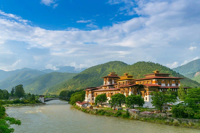 Punakha Dzong aan de samenvloeiing van de Pho Chhu en Mo Chhu rivieren in Bhutan