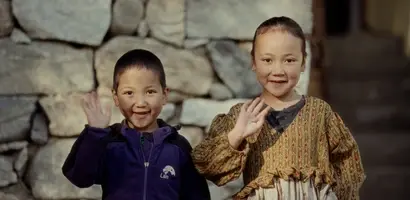 kinderen-in-kleurrijke-traditionele-kledij &middot; bhutan-himalaya-trek