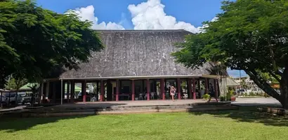 modern-gebouw-met-houten-gevel-en-tropische-tuin &middot; fiji-samoa-en-vanuatu