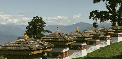 traditionele-tempels-met-gouden-spitsen-en-bergen &middot; bhutan-himalaya-trek