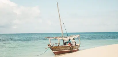 houten-zeilboot-in-turquoise-water &middot; madagascar