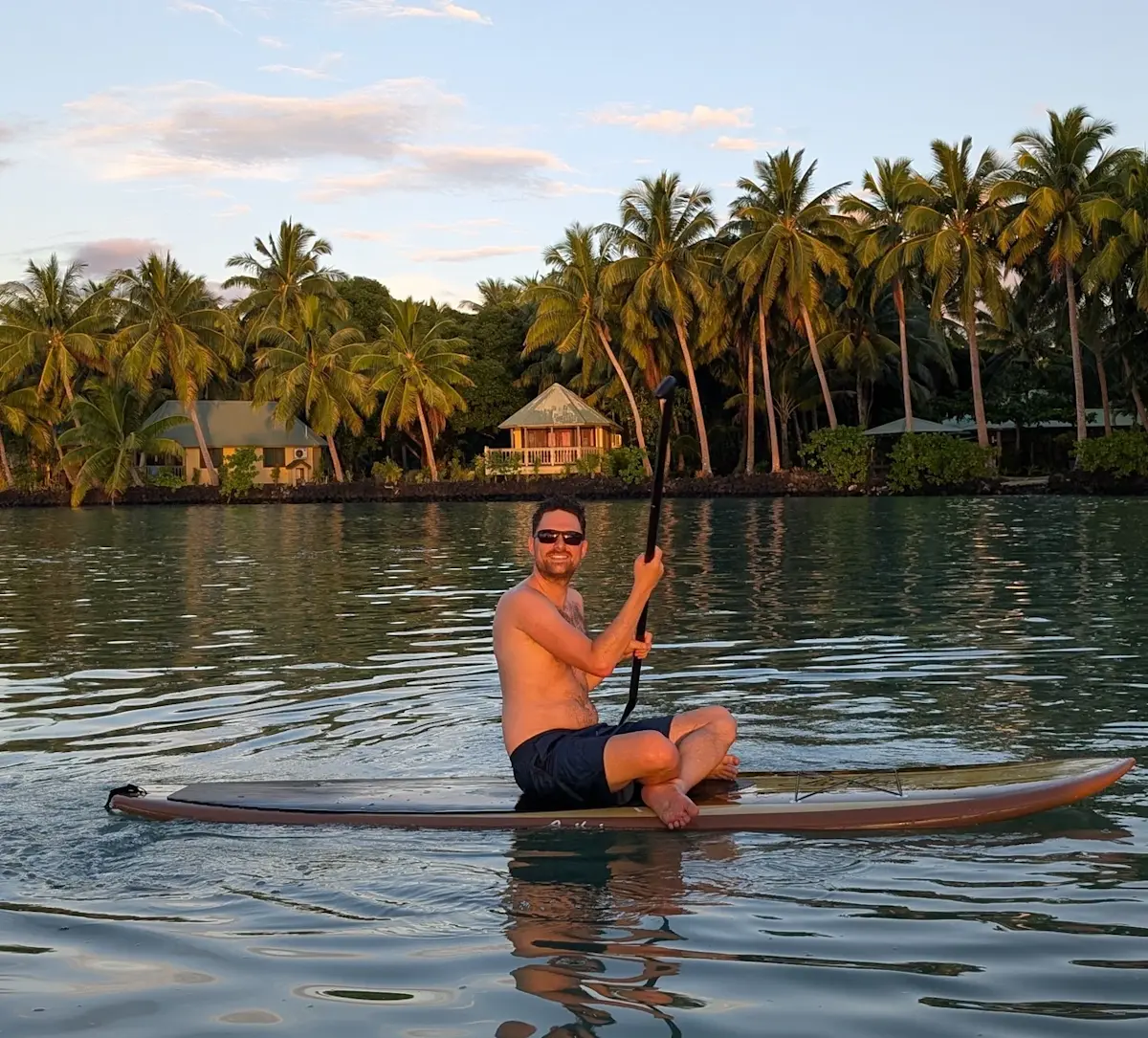 Een standup paddle boarder in Samoa