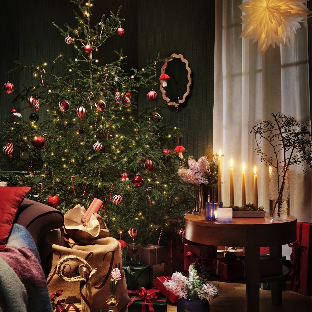 Allt är välkommet i granen i år - både lyxigt pynt och hemmagjort. Foto: Åhléns Julkampanj 2023 
