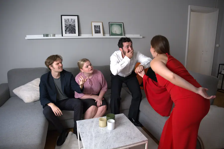 Säljare träffar mäklare för att hitta rätt person för sin bostadsförsäljning