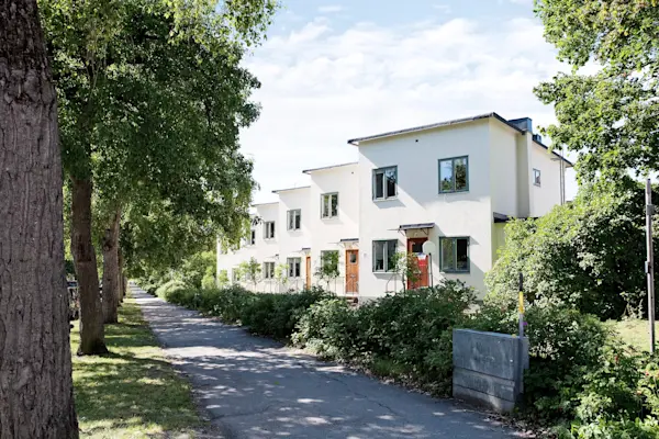 Radhus i Bromma med modern arkitektur, grönskande omgivningar och lugn gångväg i attraktivt bostadsområde.