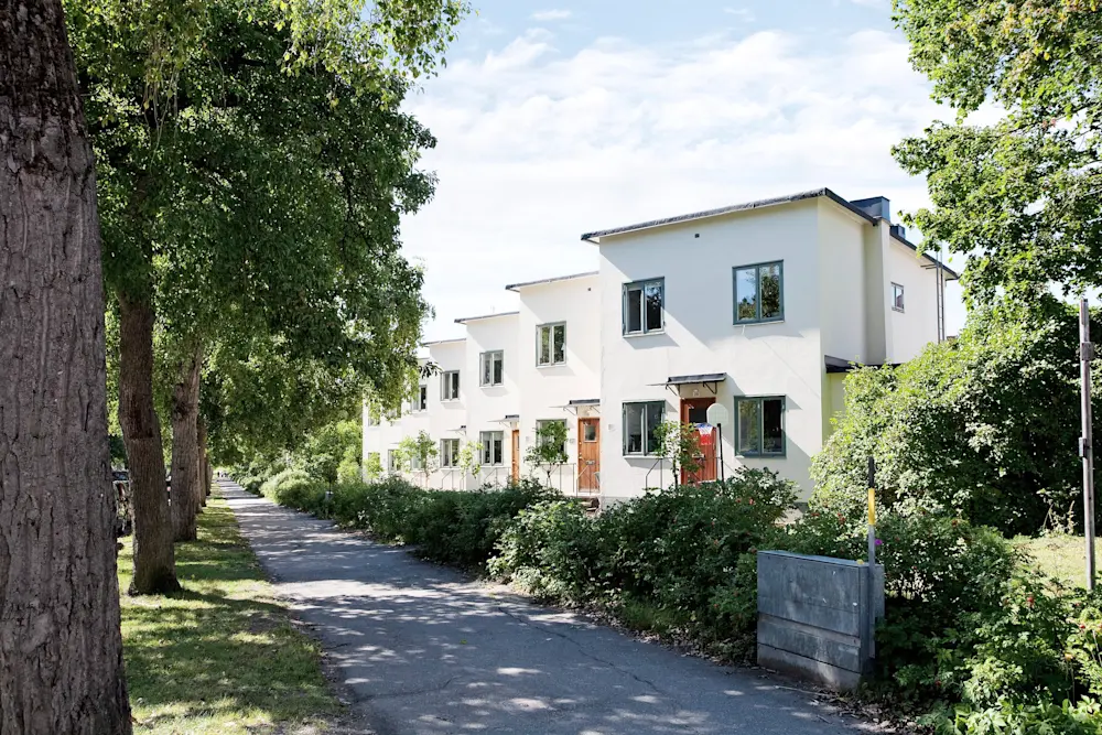 Radhus i Bromma med modern arkitektur, grönskande omgivningar och lugn gångväg i attraktivt bostadsområde.