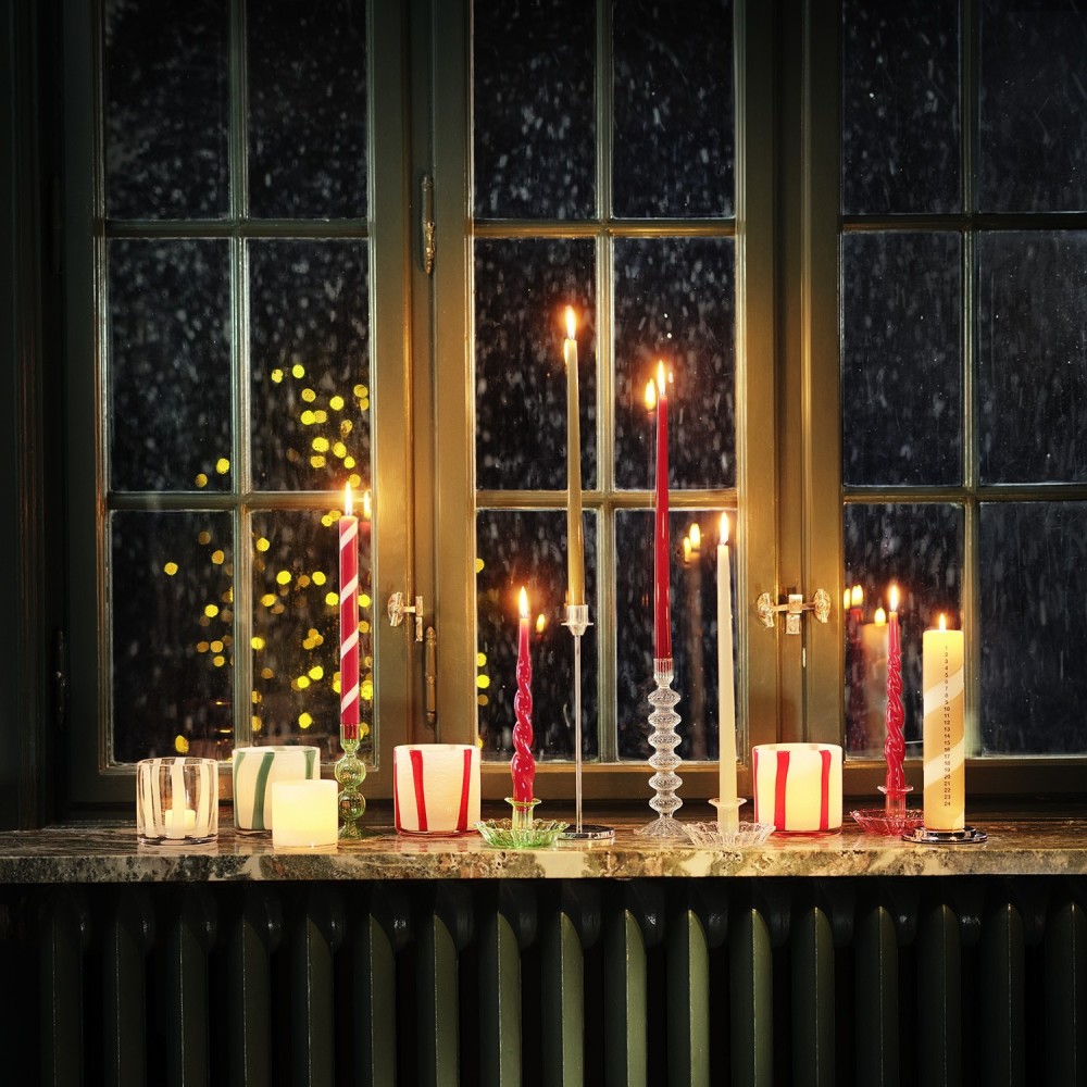 Långa, randiga, korta och twistade - modellerna på stearinljus är oändliga i år! Foto: Åhléns Julkampanj 2023 