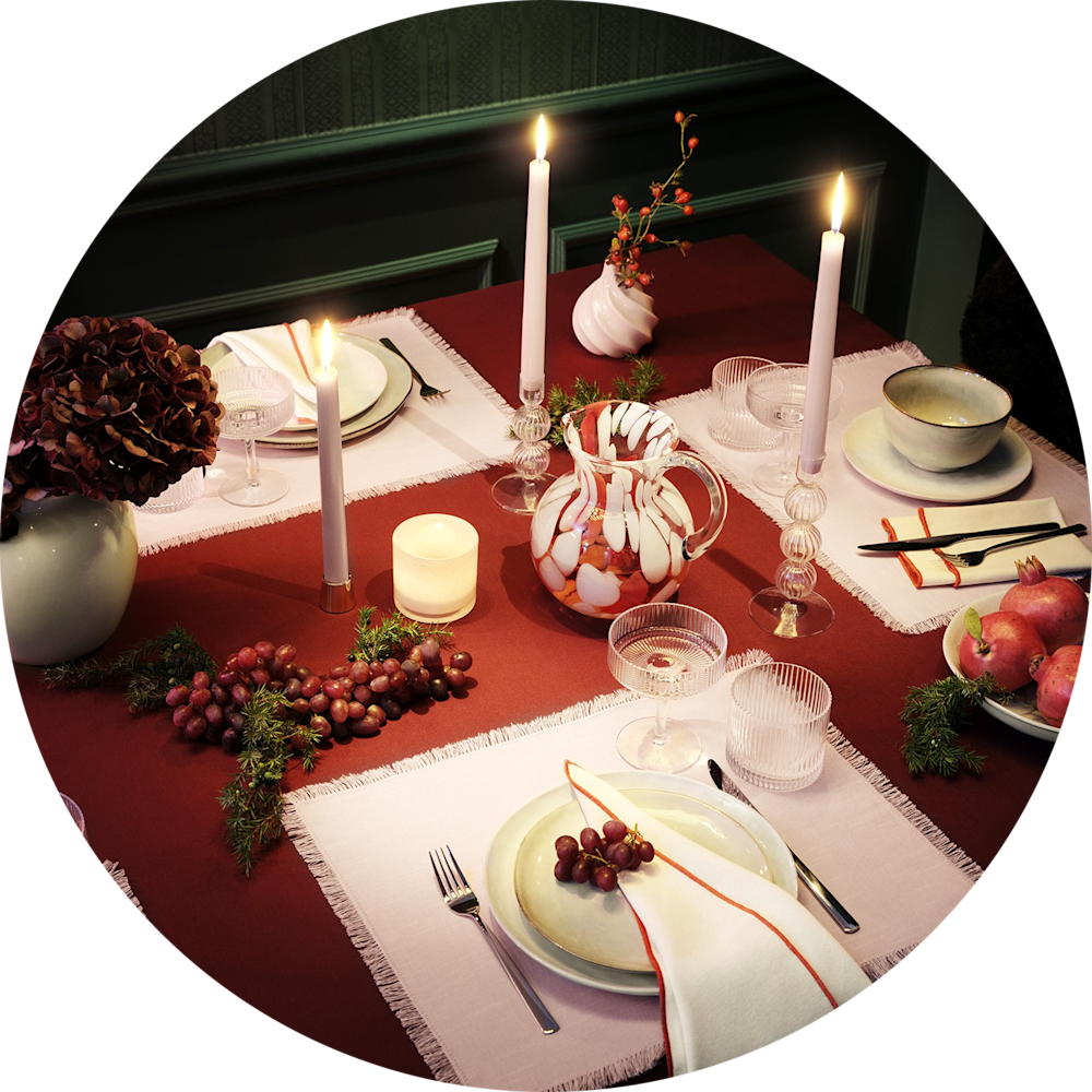 Naturligtvis tar vi in naturen i vår dukning. Foto: Åhléns Julkampanj 2023 