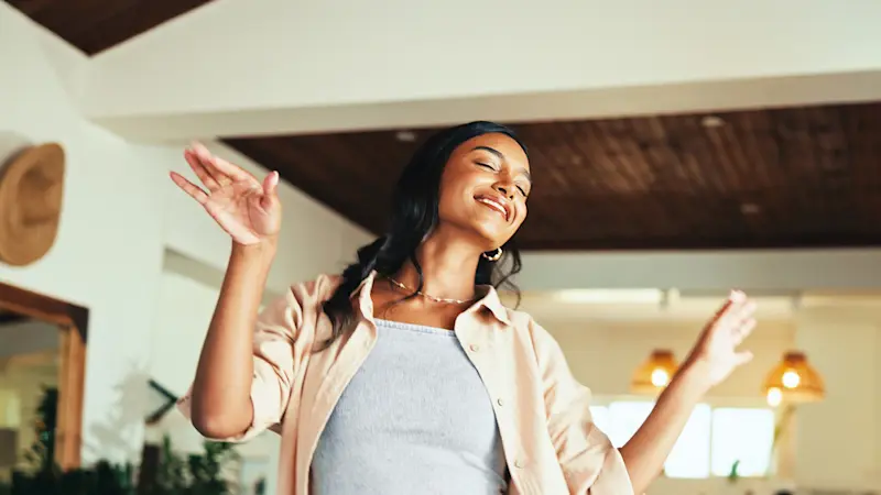 Smiling woman representing a hassle‑free home sale with Fastighetsbyrån’s trusted real estate services.