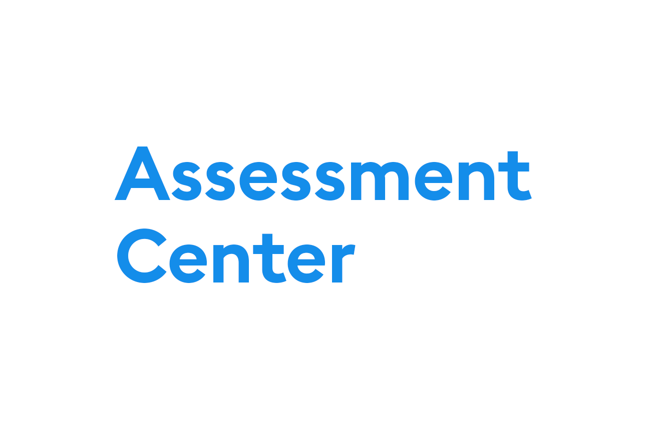 Blaue Schrift „Assesment Center“ auf weißen Hintergrund