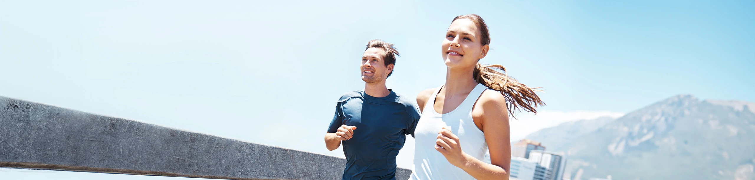 Mann und Frau glücklich beim Joggen