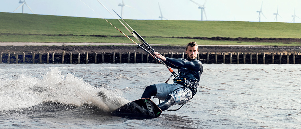 DKB-Kunde Thorben Baudewig beim Kitesurfen auf dem Wasser