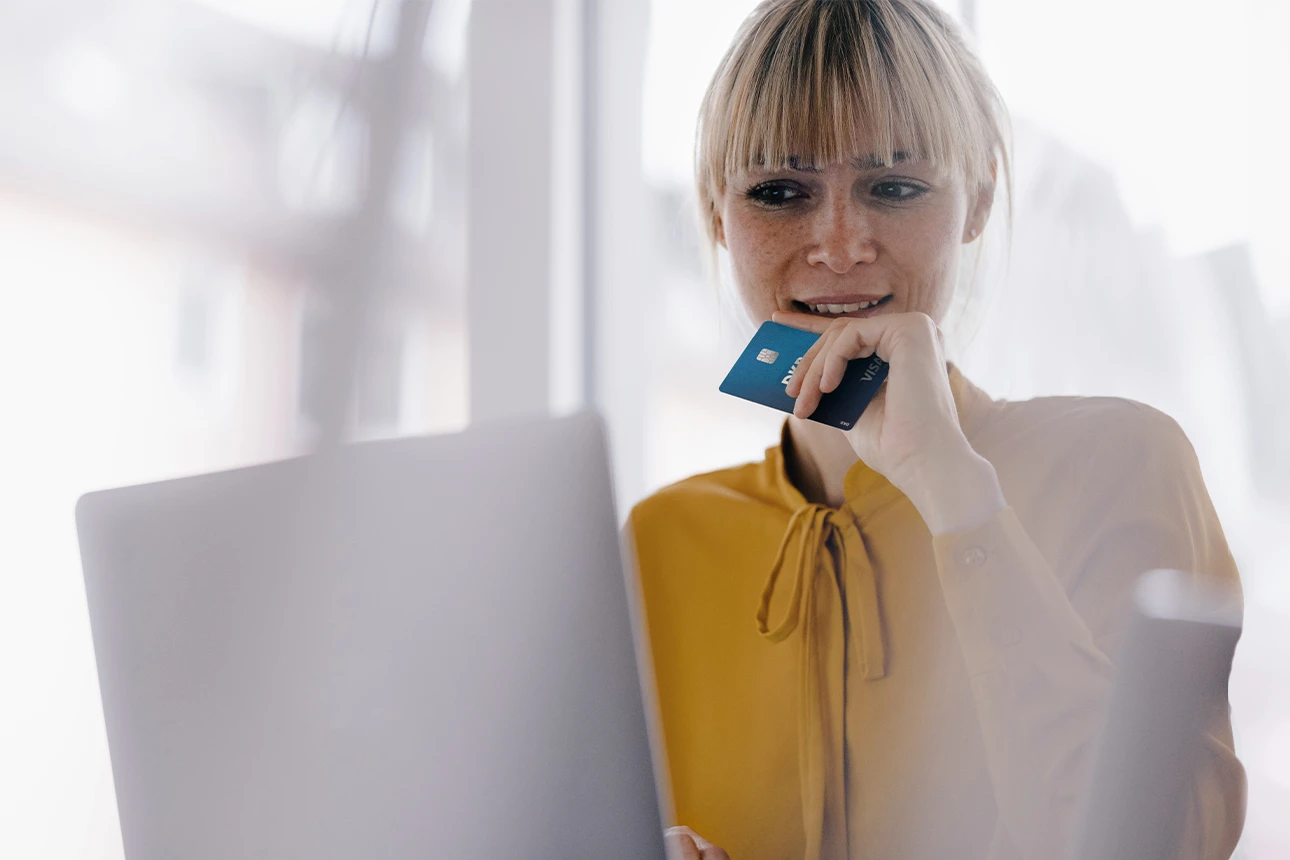 Frau schaut auf Laptop