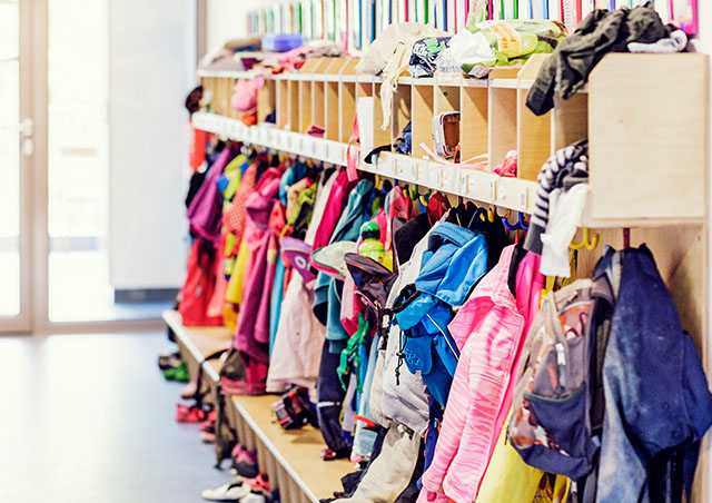 Garderobe in einem Kindergarten mit vielen bunten Jacken