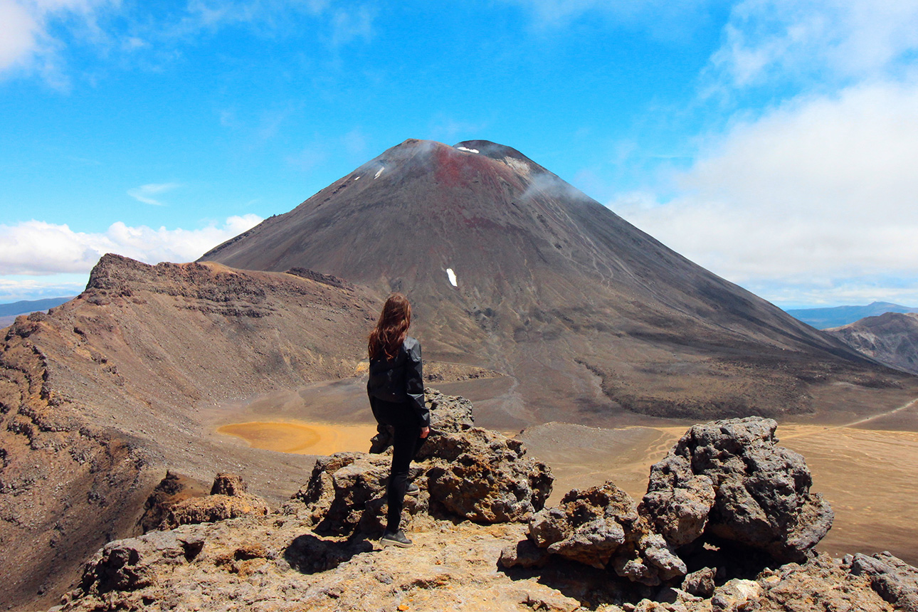 Irina Makarenko blickt auf Mount Ngauruhoe in Neuseeland