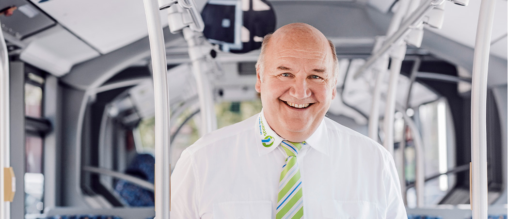 Regiobus Geschäftsführer Hennig im neuen Hybridbus