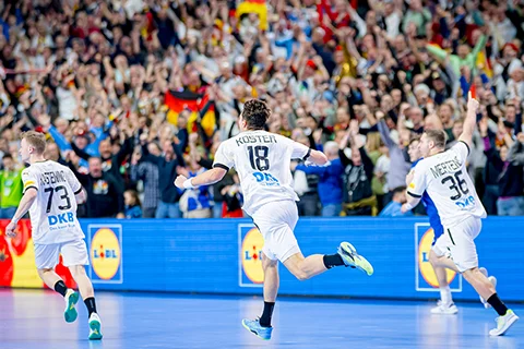 Spieler beim Handball mit DKB Trikot 