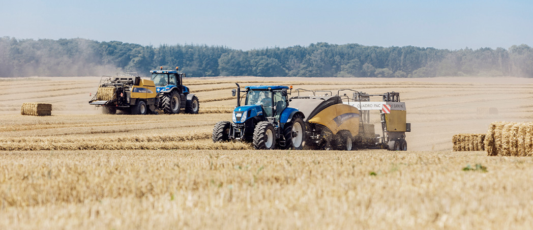 Landmaschinen auf einem Feld