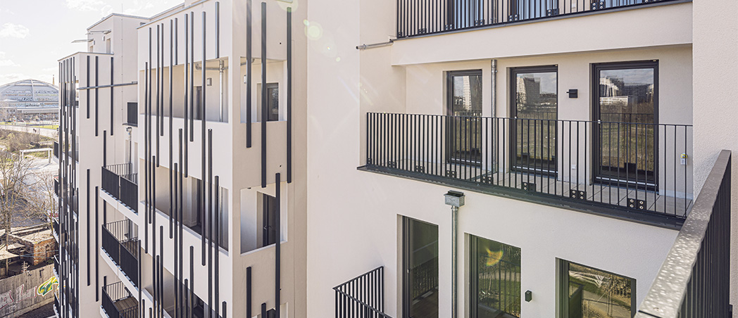 Blick auf Balkone des neuen Mehrfamilienhauses in Leipzig