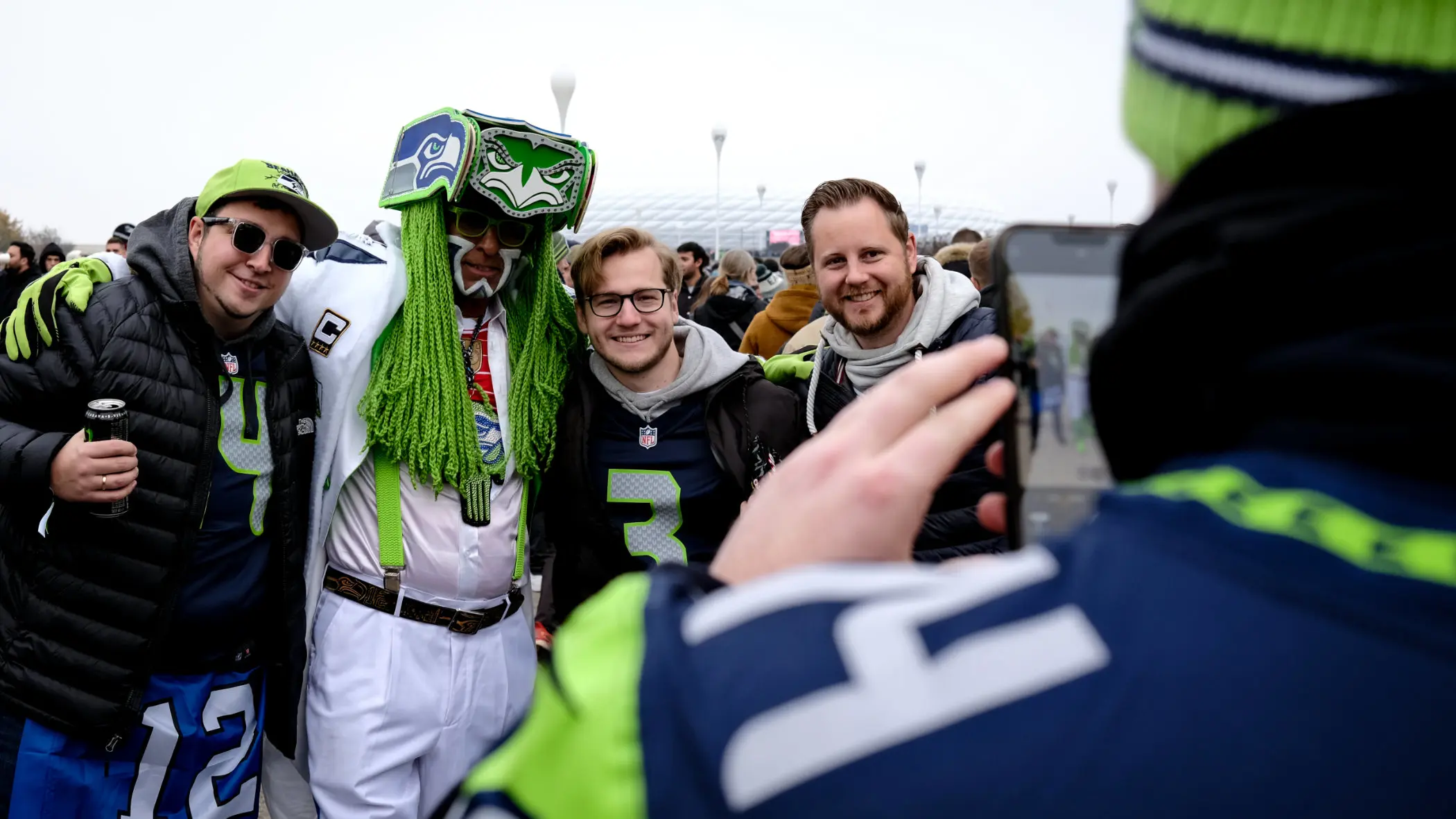 NFL-Fans machen ein Foto vor dem München-Spiel.