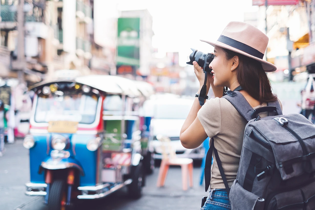 Eine Frau fotografiert im Urlaub