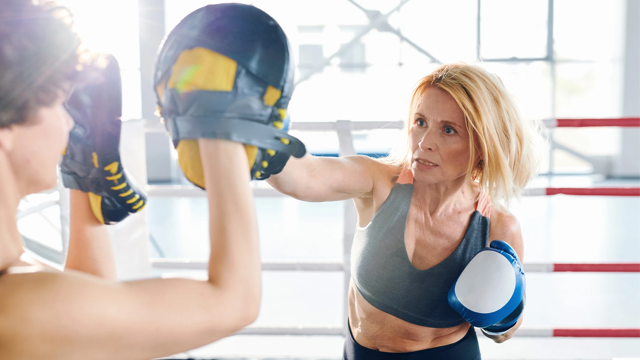 Eine Frau beim Boxtraining.