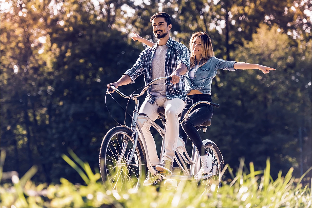 Ein Mann und eine Frau fahren gemeinsam auf einem Fahrrad