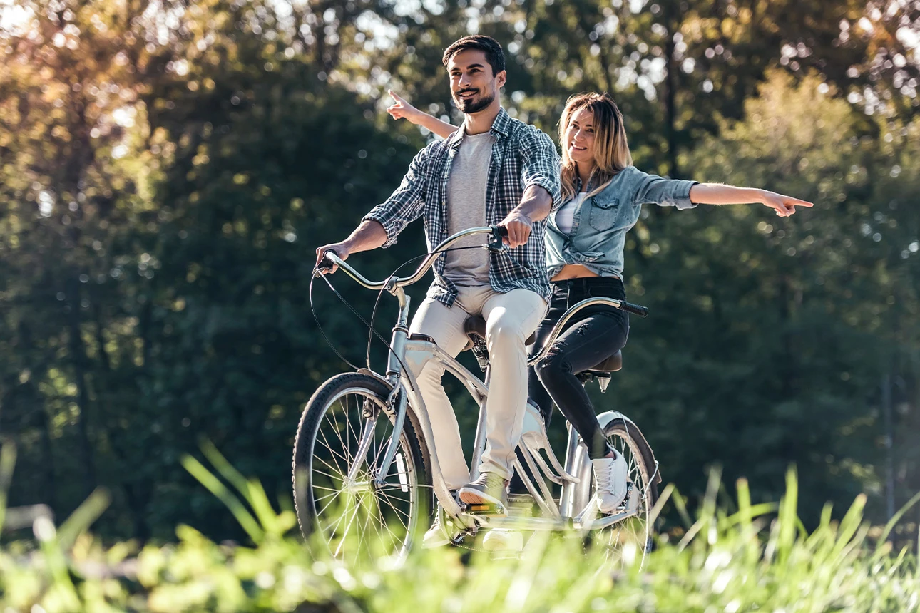 Ein Mann und eine Frau fahren gemeinsam auf einem Fahrrad