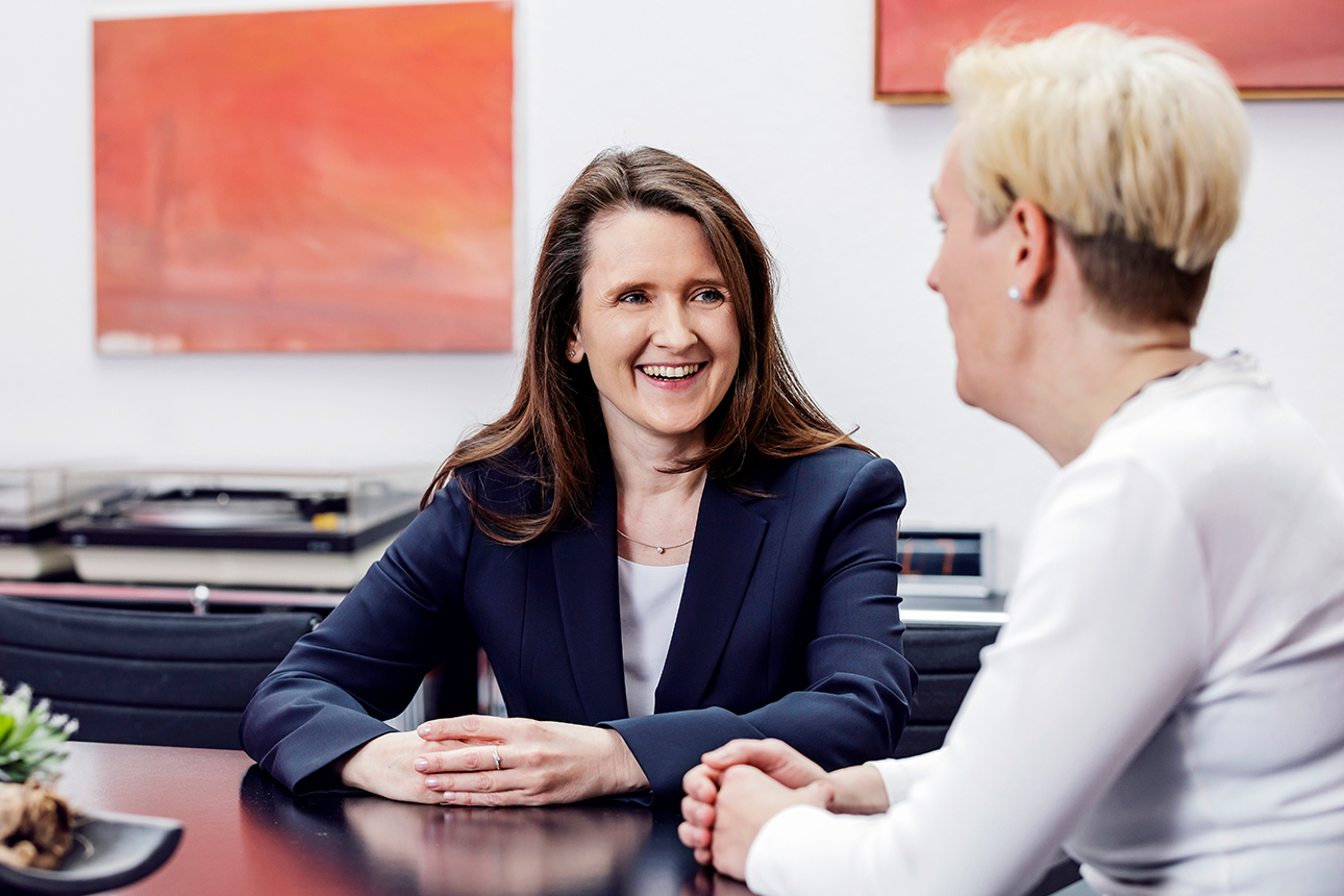 DKB-Geschäftskundin Ilka Erben in ihrer Steuerkanzlei im Gespräch mit Kundenbetreuerin Nicole Dahnke