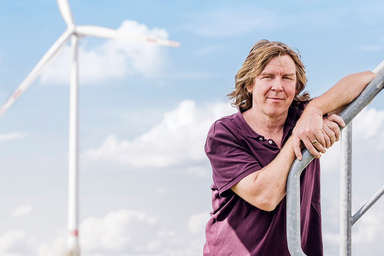 Jan Teut am Geländer seiner Windkraftanlage im Windpark Lindenberg