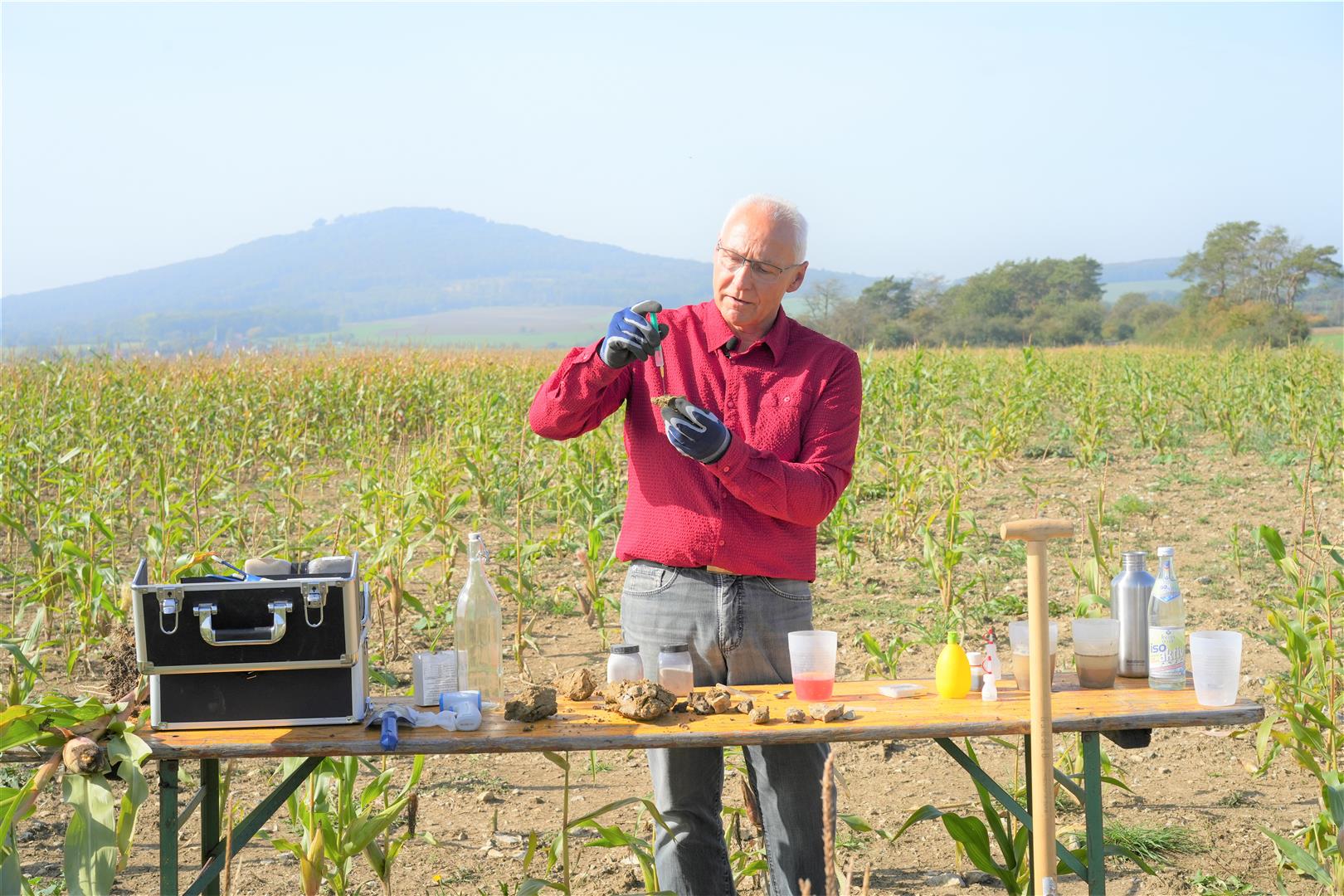 Der BayWa-Bodenexperte Hans Koch nimmt erste Untersuchungen am Ackerboden vor