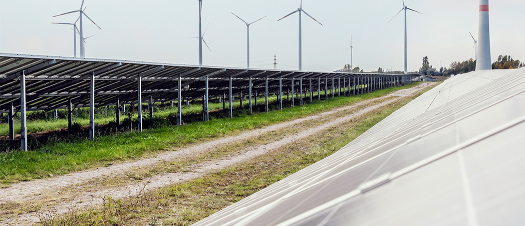 Solarpaneele und Windräder zur Stromerzeugung