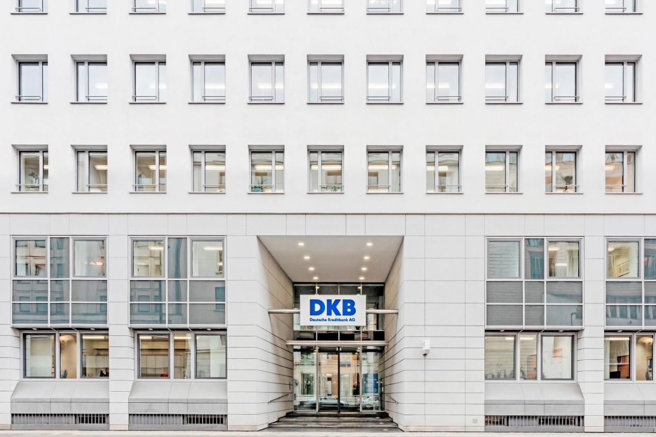 Der Eingang der DKB-Zentrale in Berlin