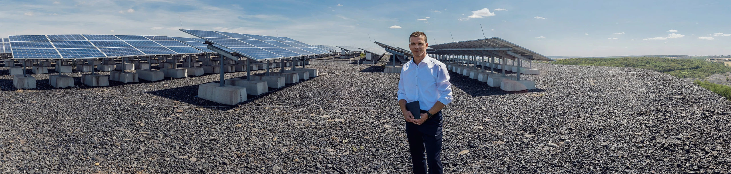 Marco Sparmann vor Solarmodulen des Solarparks Krughütte