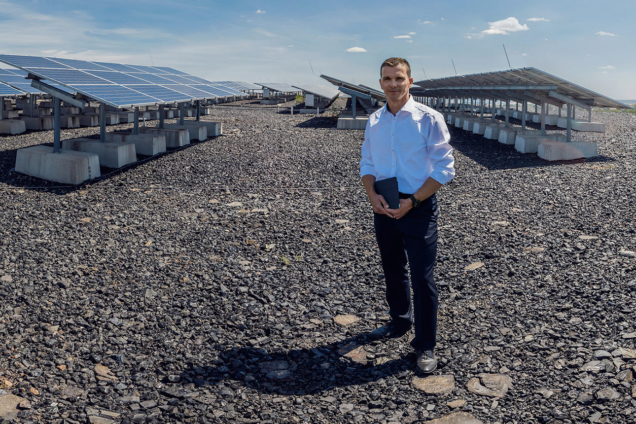 Marco Sparmann vor Solarmodulen des Solarparks Krughütte