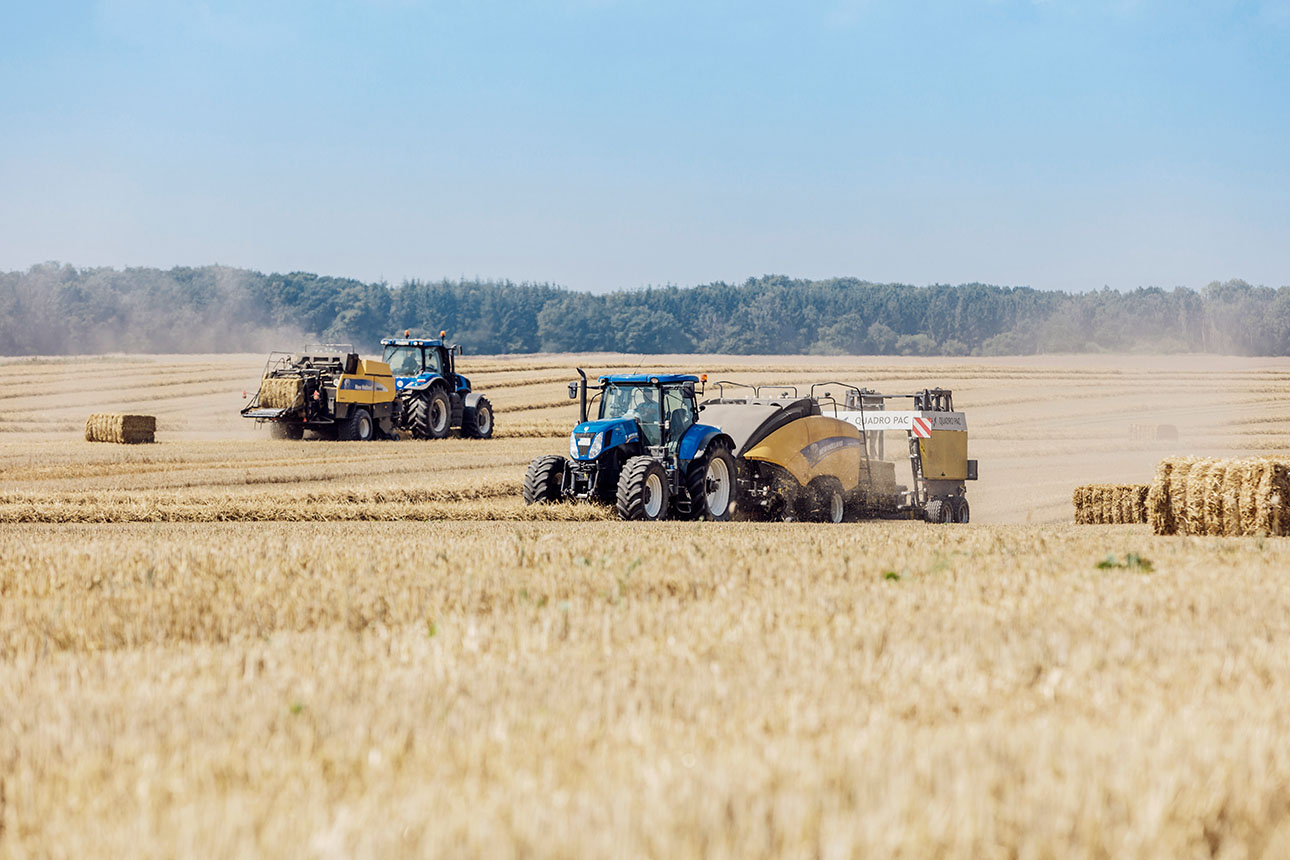 Traktoren ernten das Heu auf dem Ackerland der APV Samtens