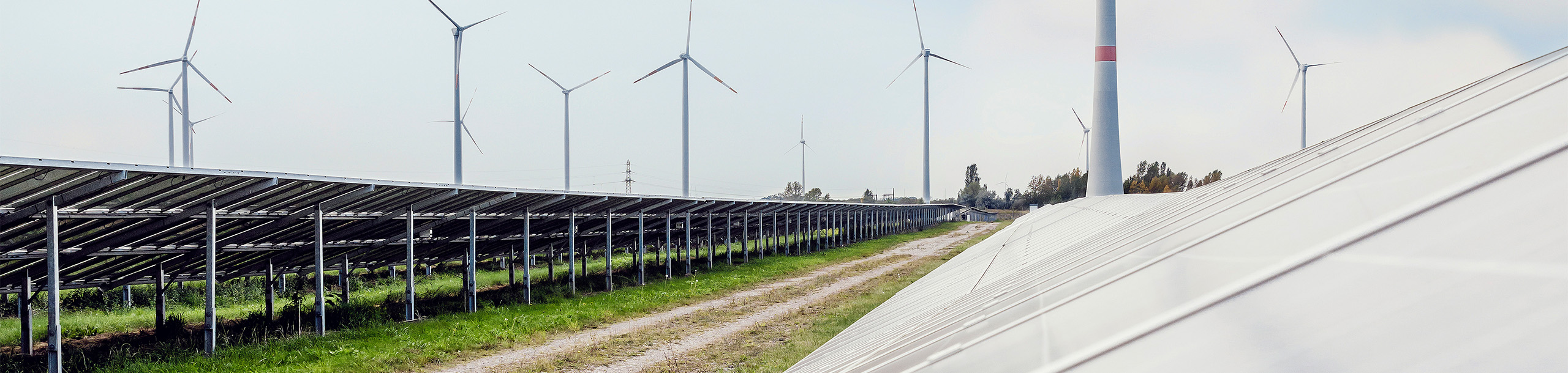 Solarpaneele und Windräder zur Stromerzeugung