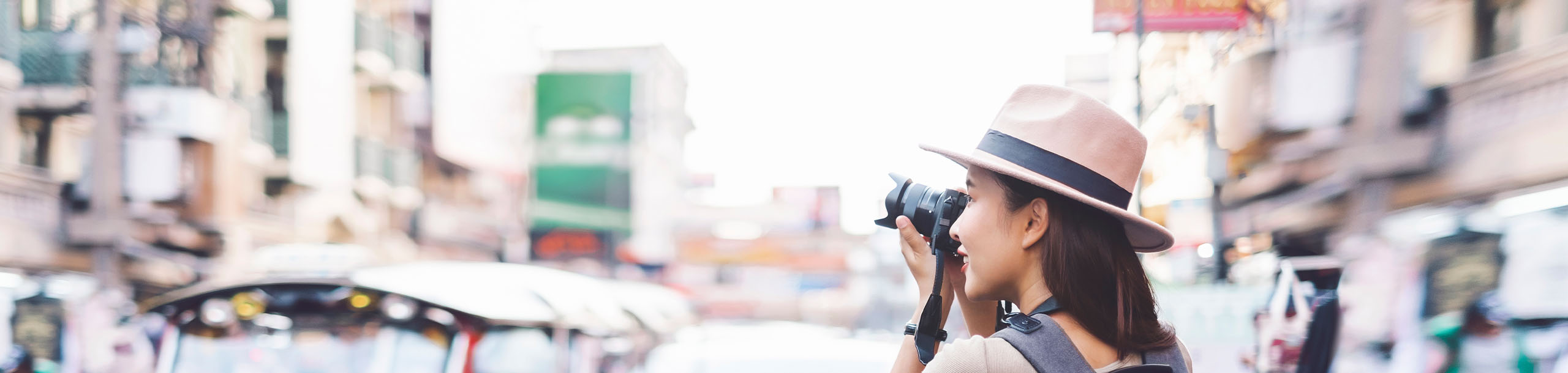 Eine Frau fotografiert im Urlaub