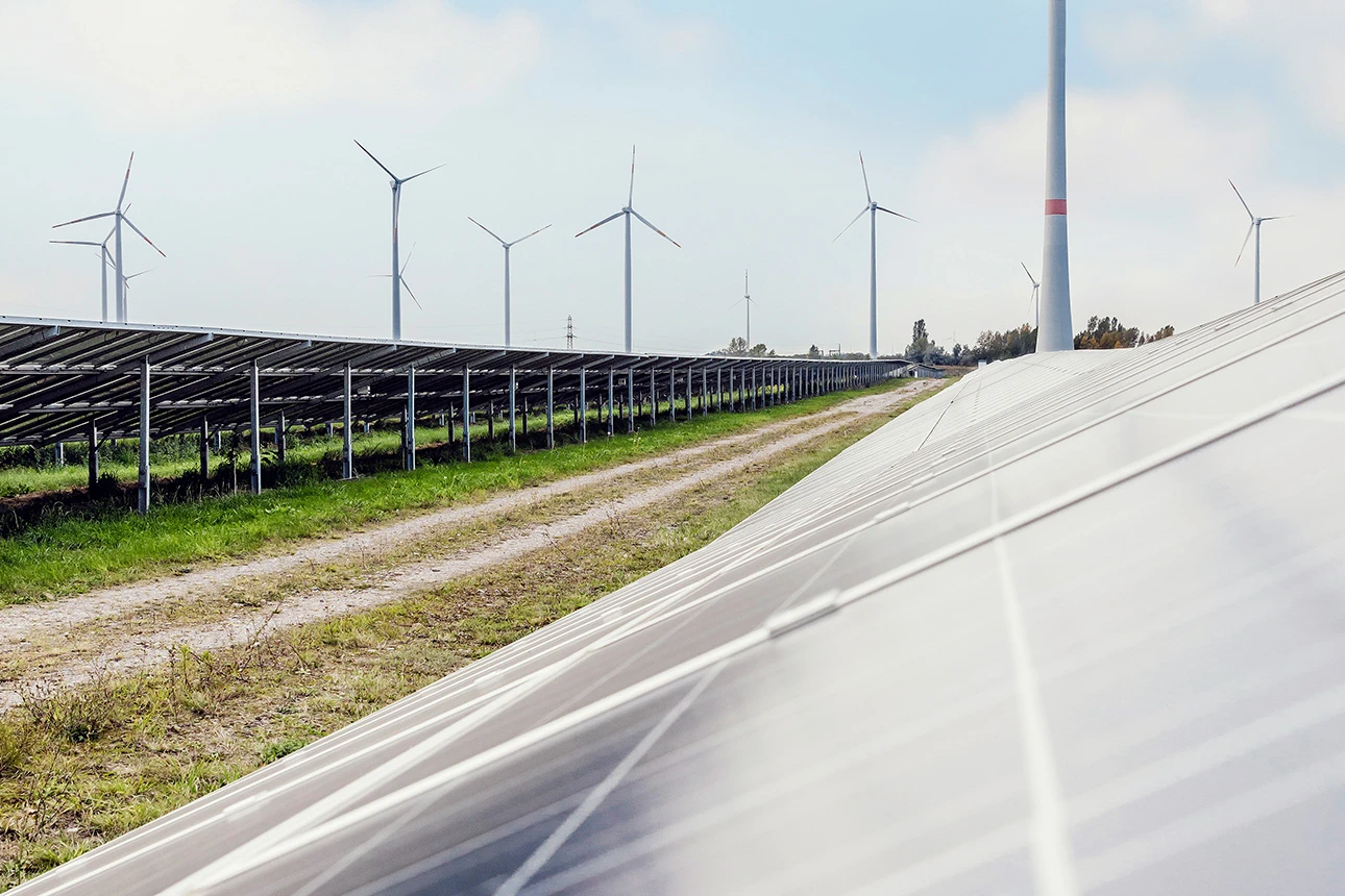 Solarpaneele und Windräder zur Stromerzeugung