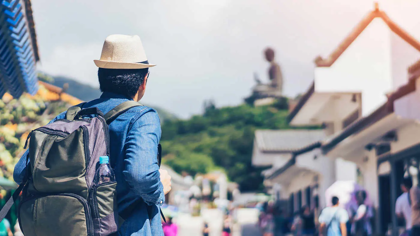 Tourist mit Rucksack in einer asiatischen Stadt