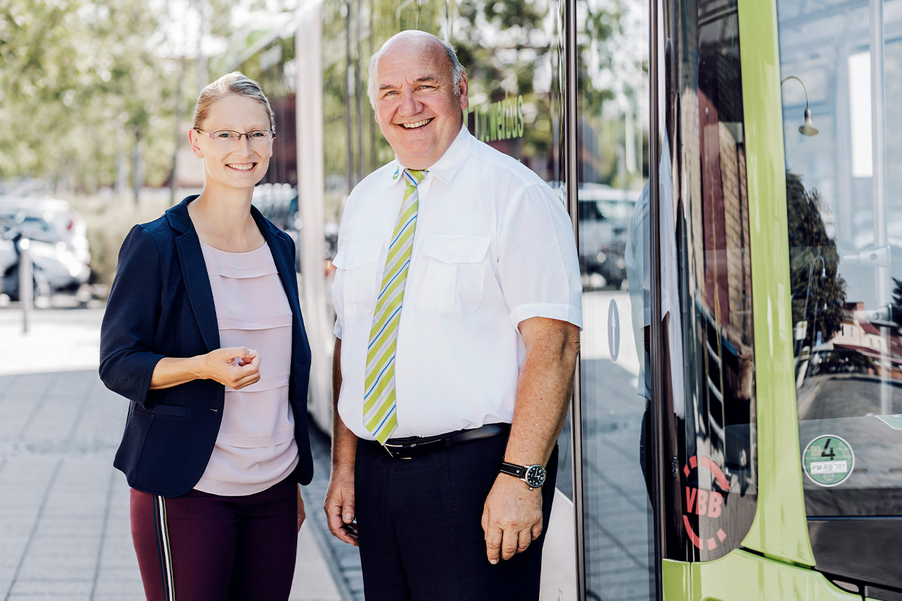 Hans-Jürgen Hennig, Geschäftsführer regiobus Potsdam Mittelmark & Verena Fitzke, DKB