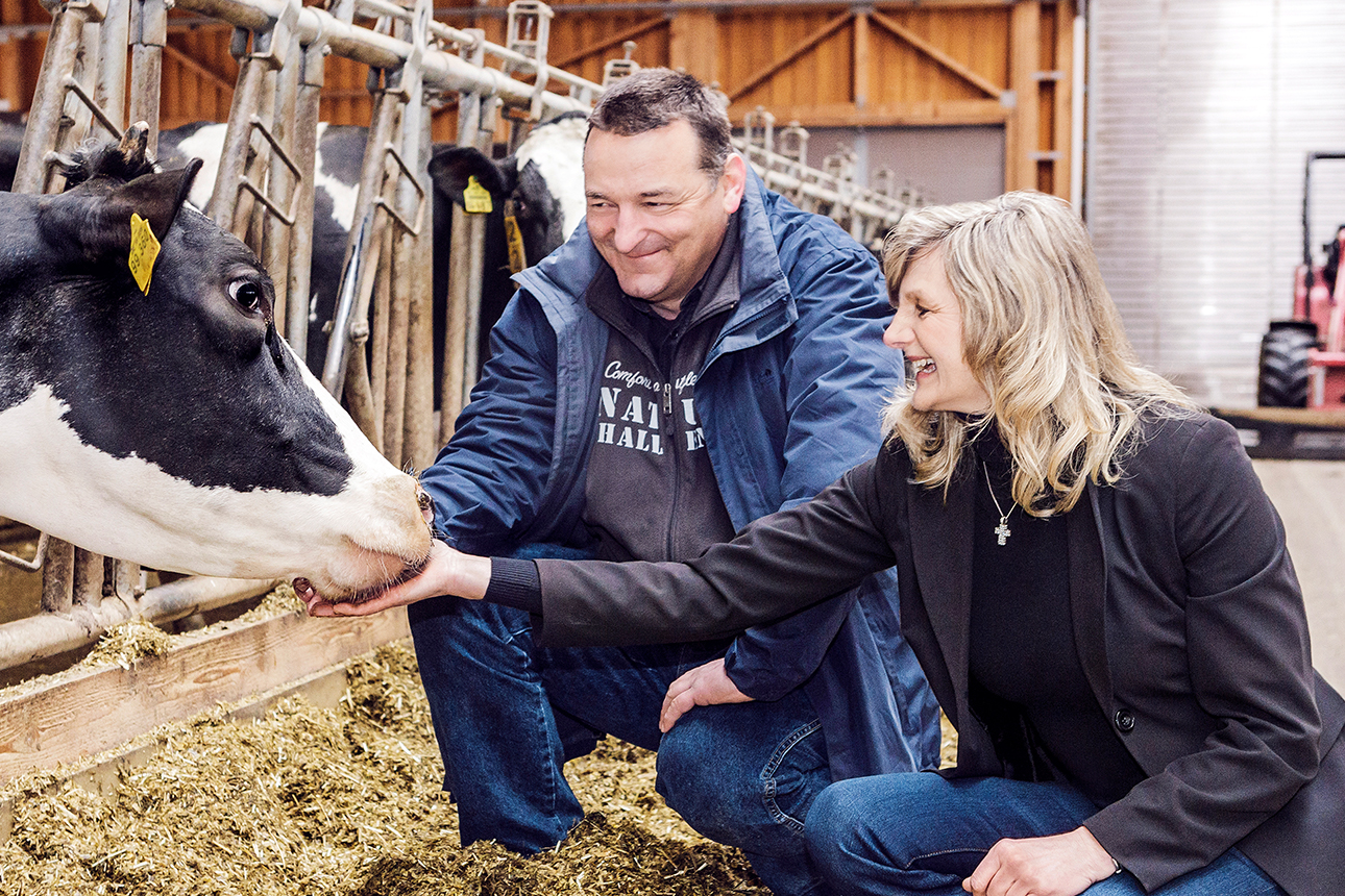 Ralf Voit & DKB Kundenbetreuerin Irmgard Gmeiner im neuen Stall